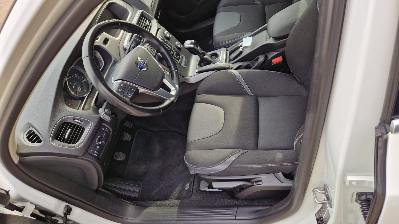Volvo V40 T2 1.6 Momentum, fotografija 11