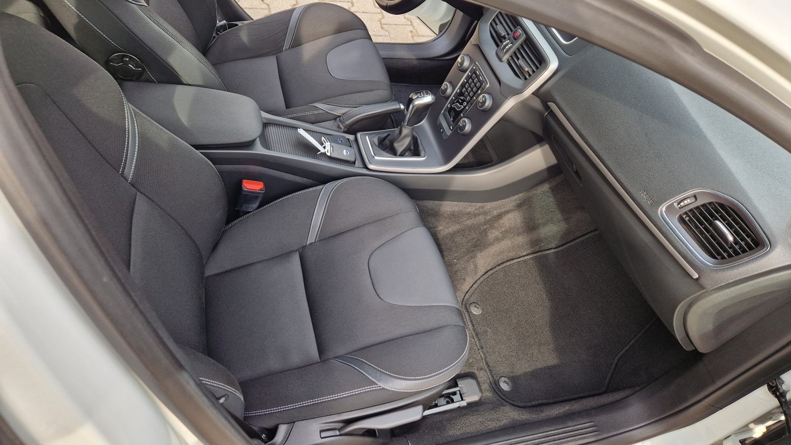 Volvo V40 T2 1.6 Momentum, fotografija 14