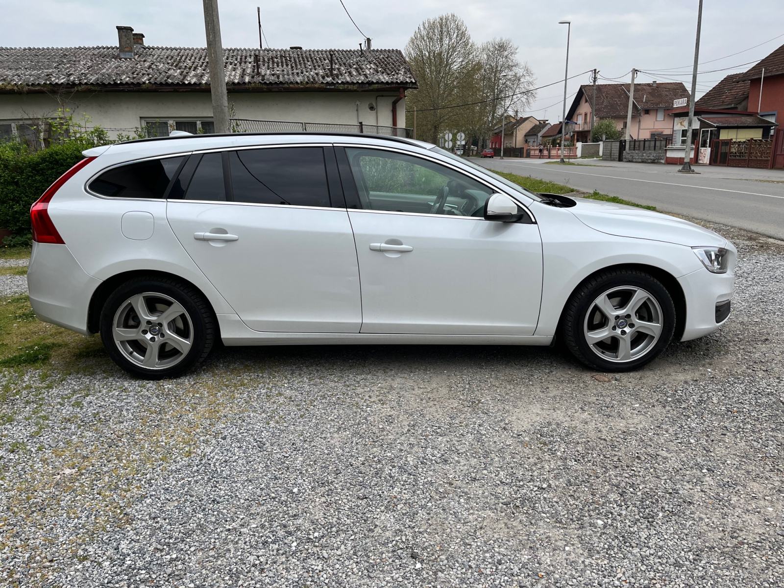 Volvo V60 2,0 D3 alu 17 aut.klima navigacija koža reg 12/2026, fotografija 4