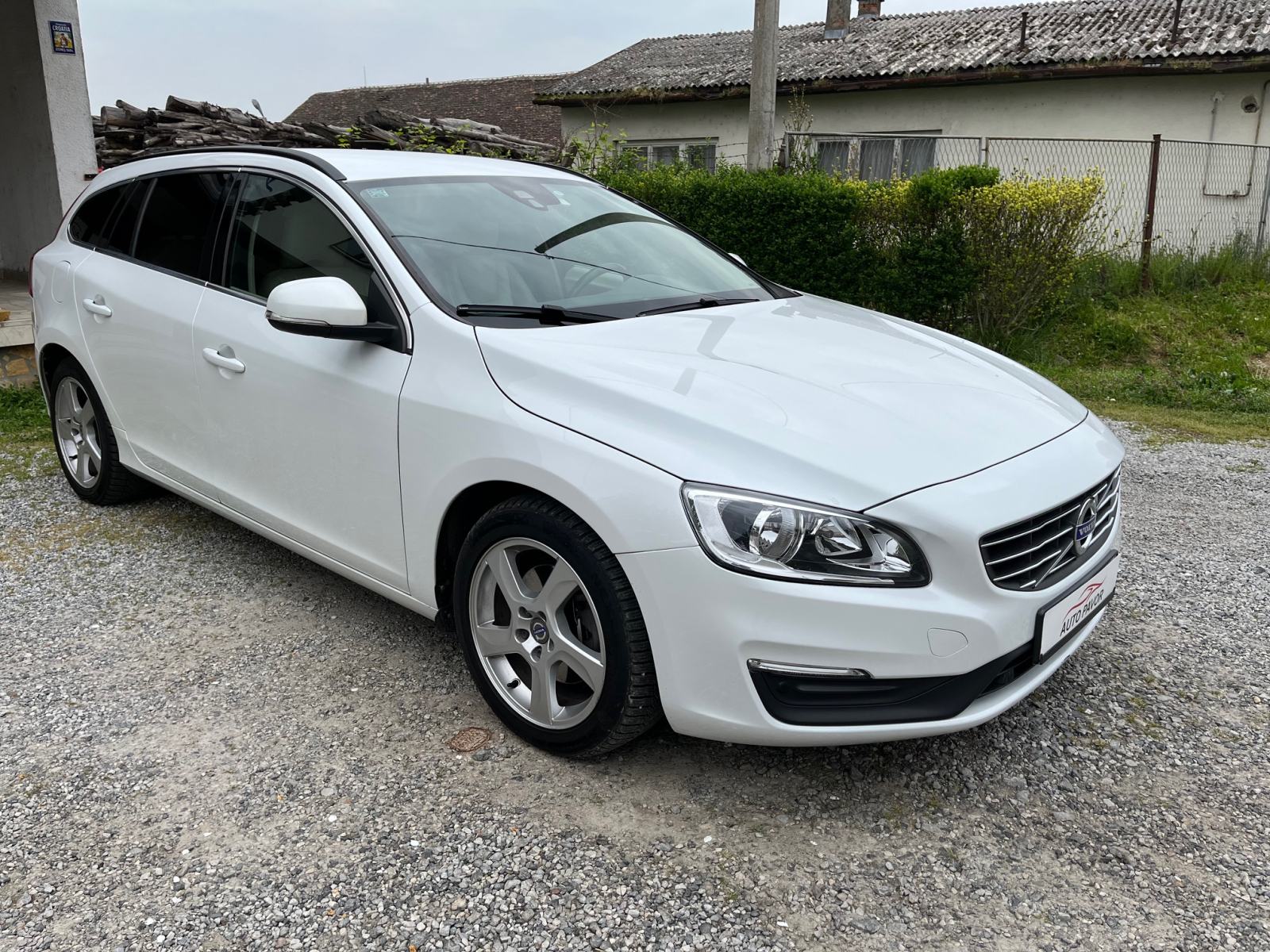 Volvo V60 2,0 D3 alu 17 aut.klima navigacija koža reg 12/2026, fotografija 3