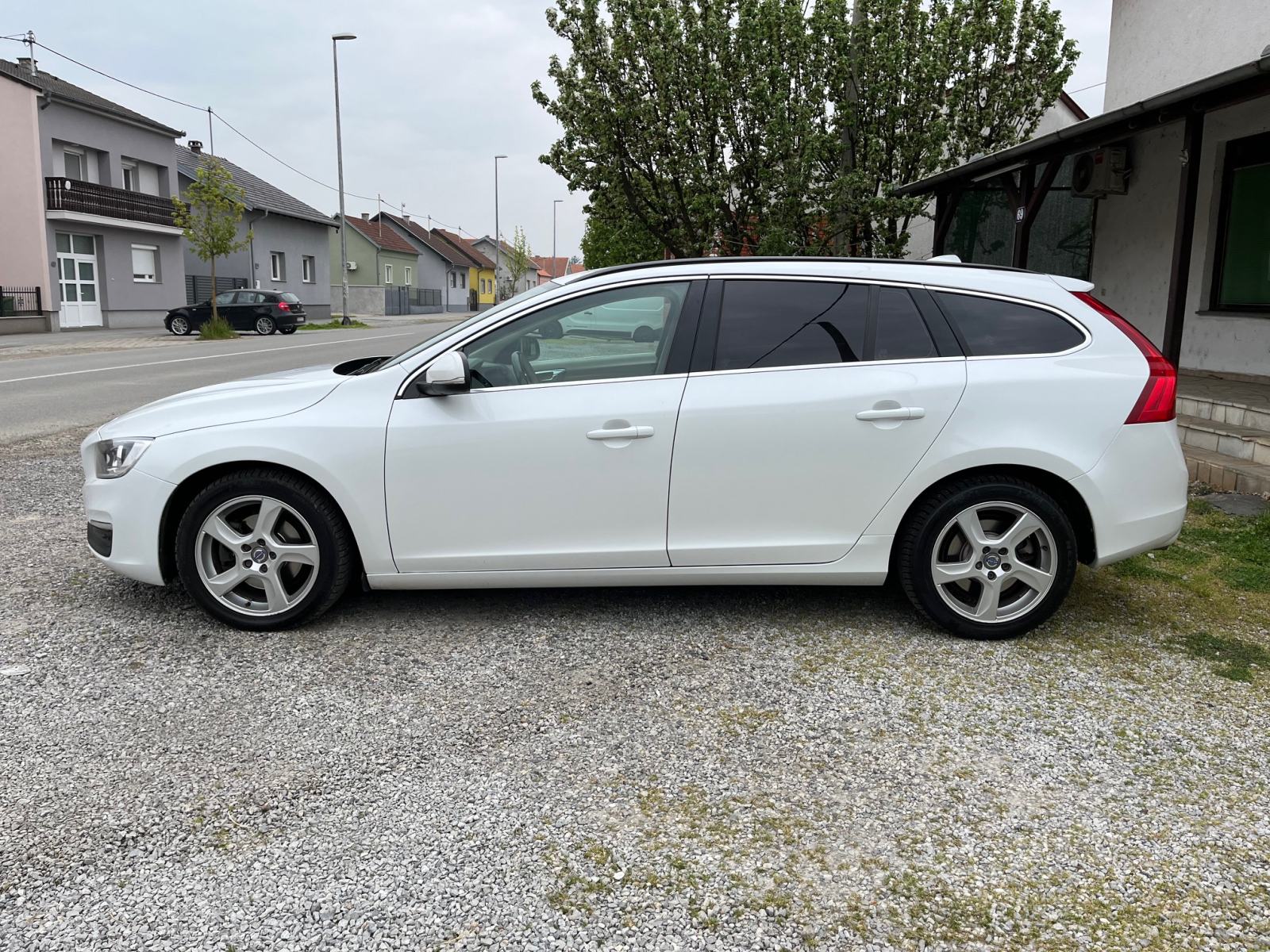 Volvo V60 2,0 D3 alu 17 aut.klima navigacija koža reg 12/2026, fotografija 7