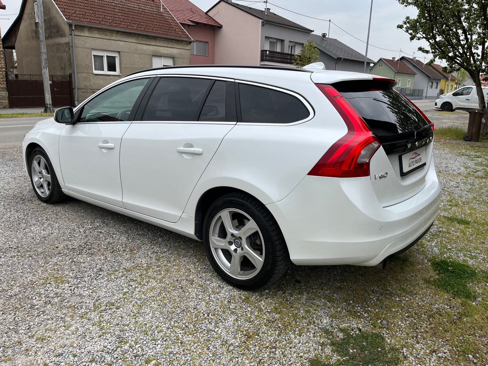 Volvo V60 2,0 D3 alu 17 aut.klima navigacija koža reg 12/2026, fotografija 6