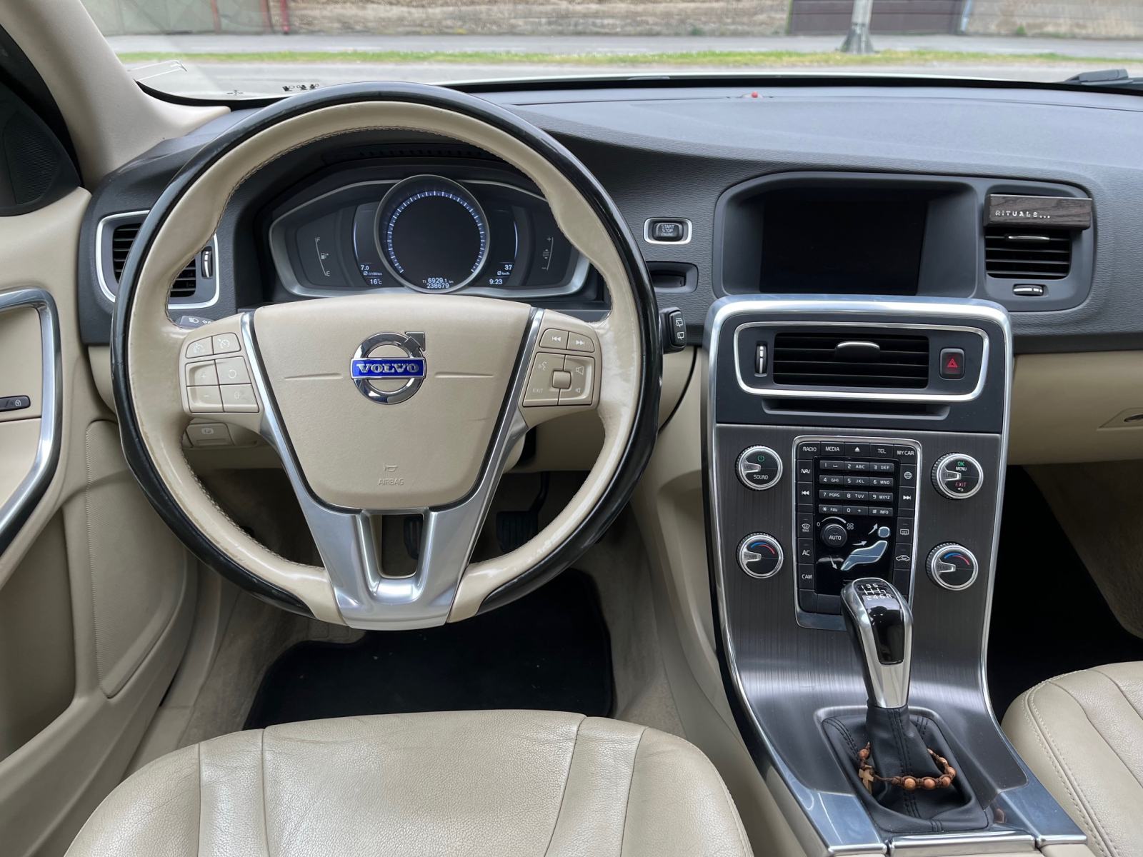 Volvo V60 2,0 D3 alu 17 aut.klima navigacija koža reg 12/2026, fotografija 8