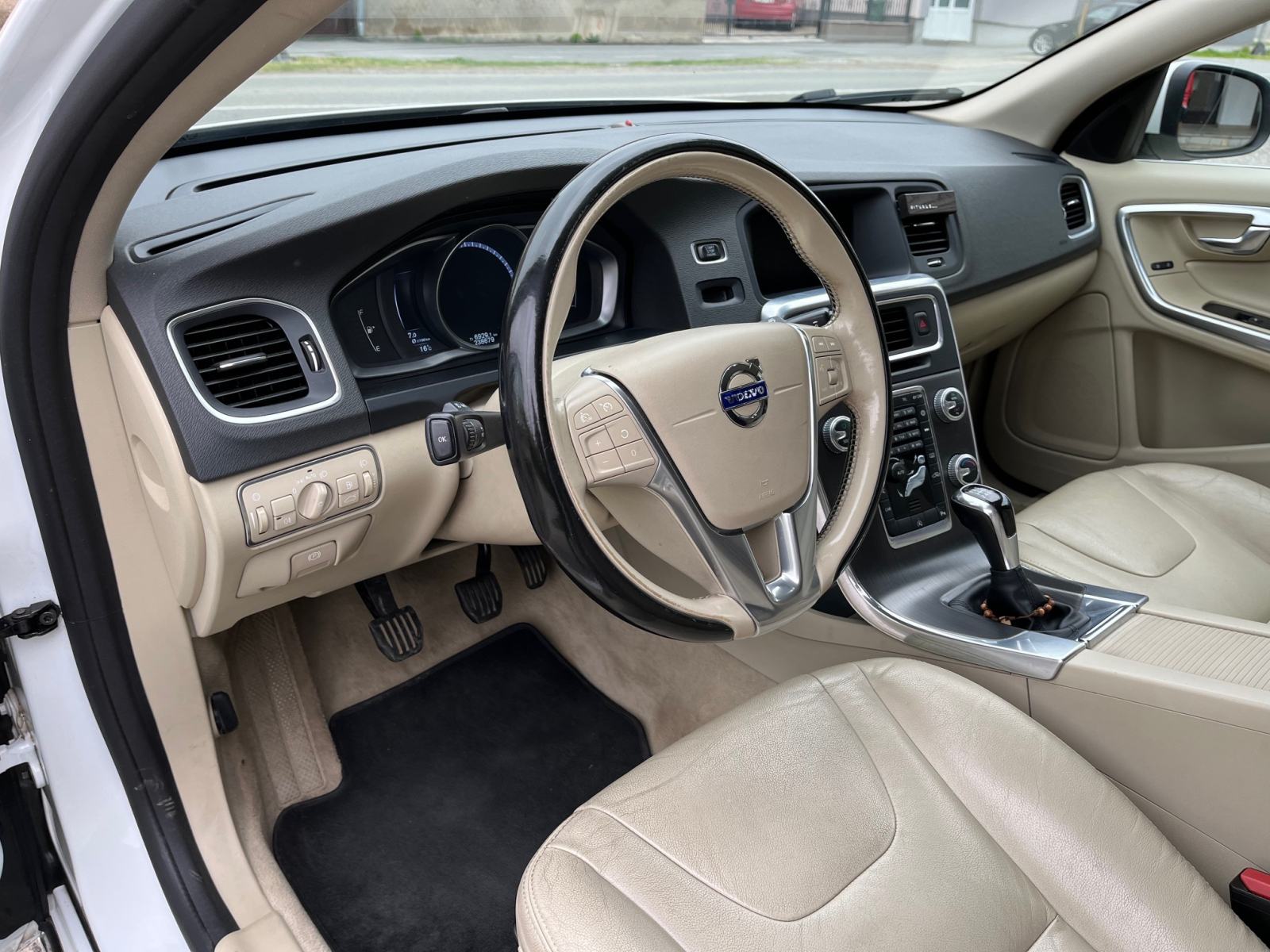 Volvo V60 2,0 D3 alu 17 aut.klima navigacija koža reg 12/2026, fotografija 9