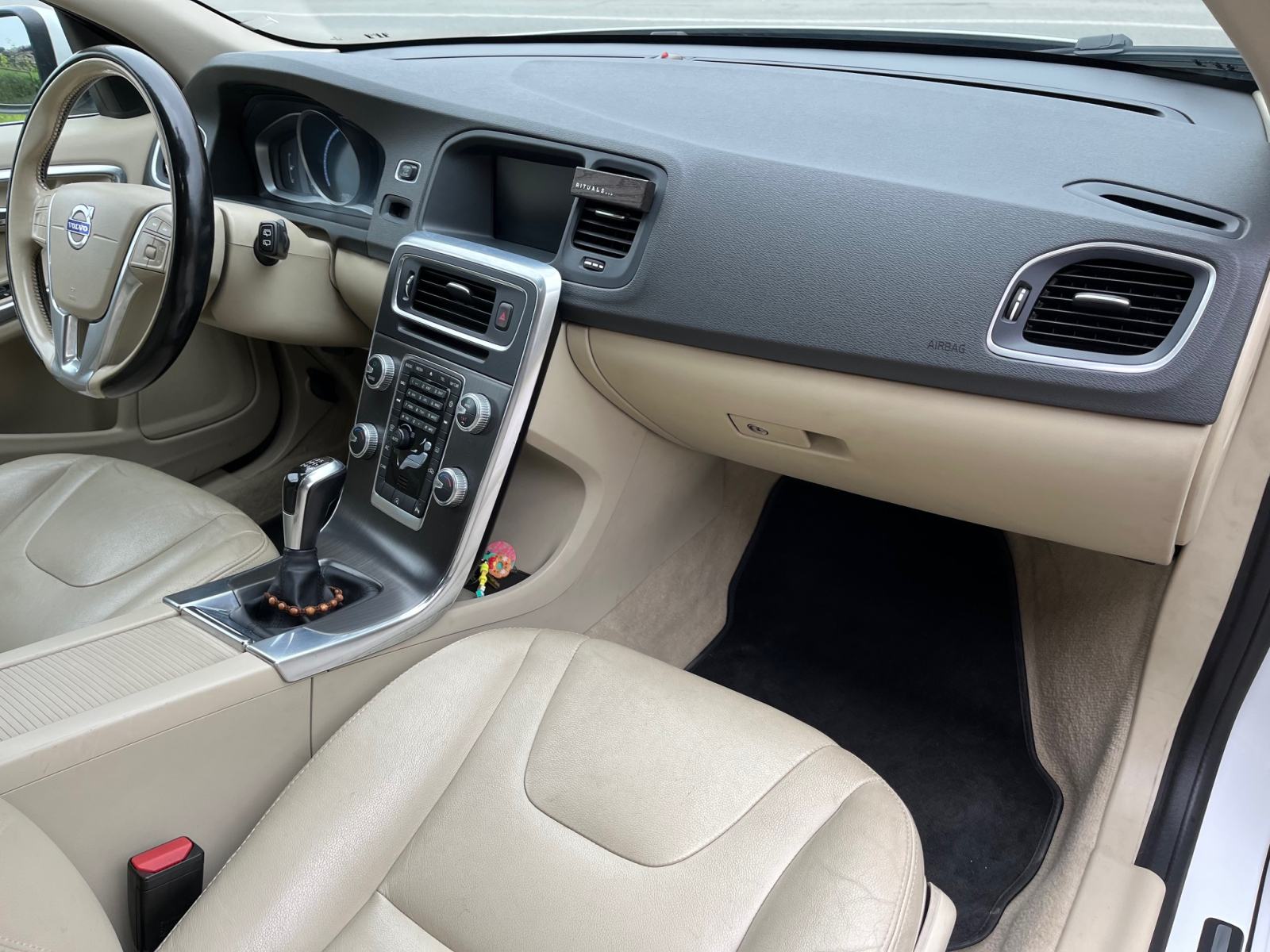 Volvo V60 2,0 D3 alu 17 aut.klima navigacija koža reg 12/2026, fotografija 15