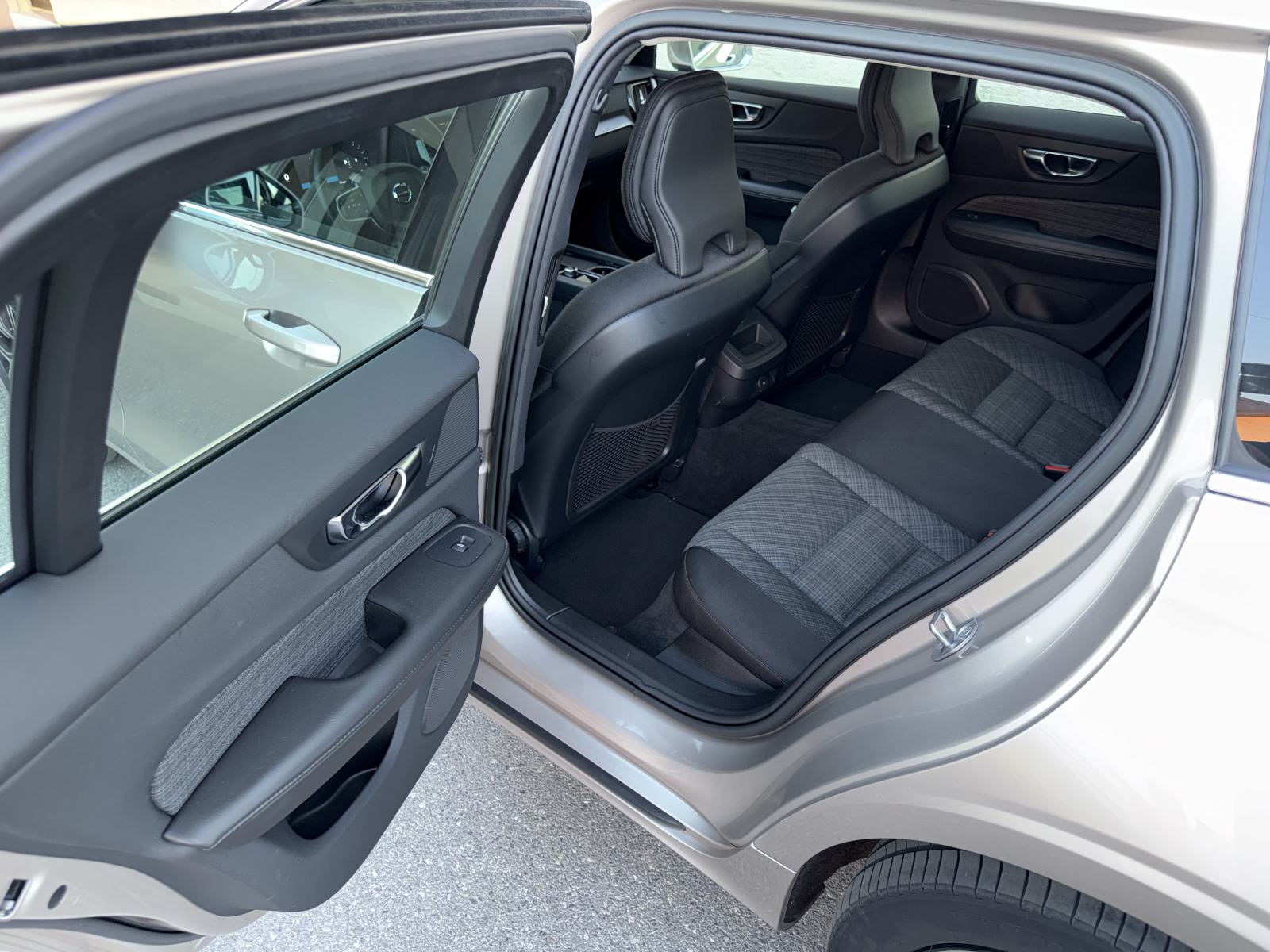 Volvo V60 2.0 D4,2023.god.NAVI,LED,VIRTUAL,,KAMERA,SERVISNA!!u PDV-u…, fotografija 5