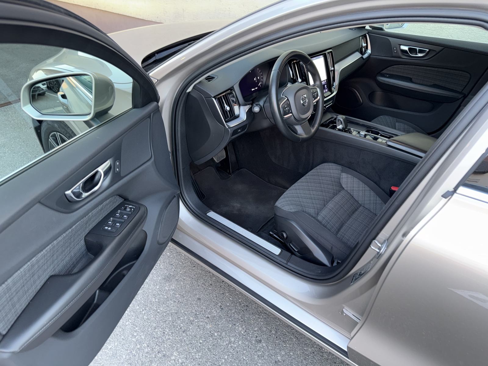 Volvo V60 2.0 D4,2023.god.NAVI,LED,VIRTUAL,,KAMERA,SERVISNA!!u PDV-u…, fotografija 6