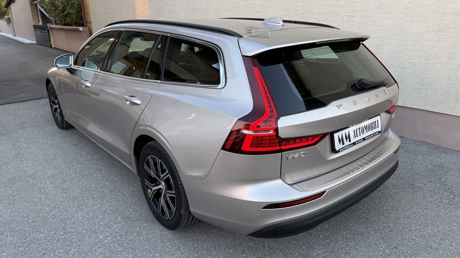Volvo V60 2.0 D4,2023.god.NAVI,LED,VIRTUAL,,KAMERA,SERVISNA!!u PDV-u…, fotografija 4