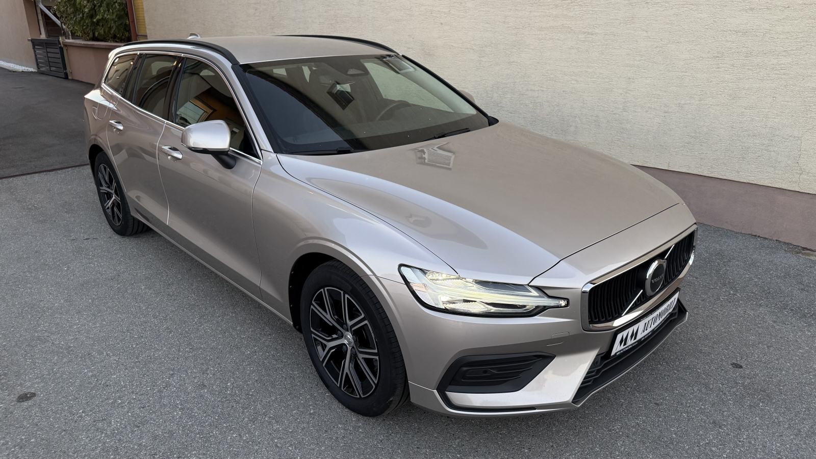 Volvo V60 2.0 D4,2023.god.NAVI,LED,VIRTUAL,,KAMERA,SERVISNA!!u PDV-u…, fotografija 1
