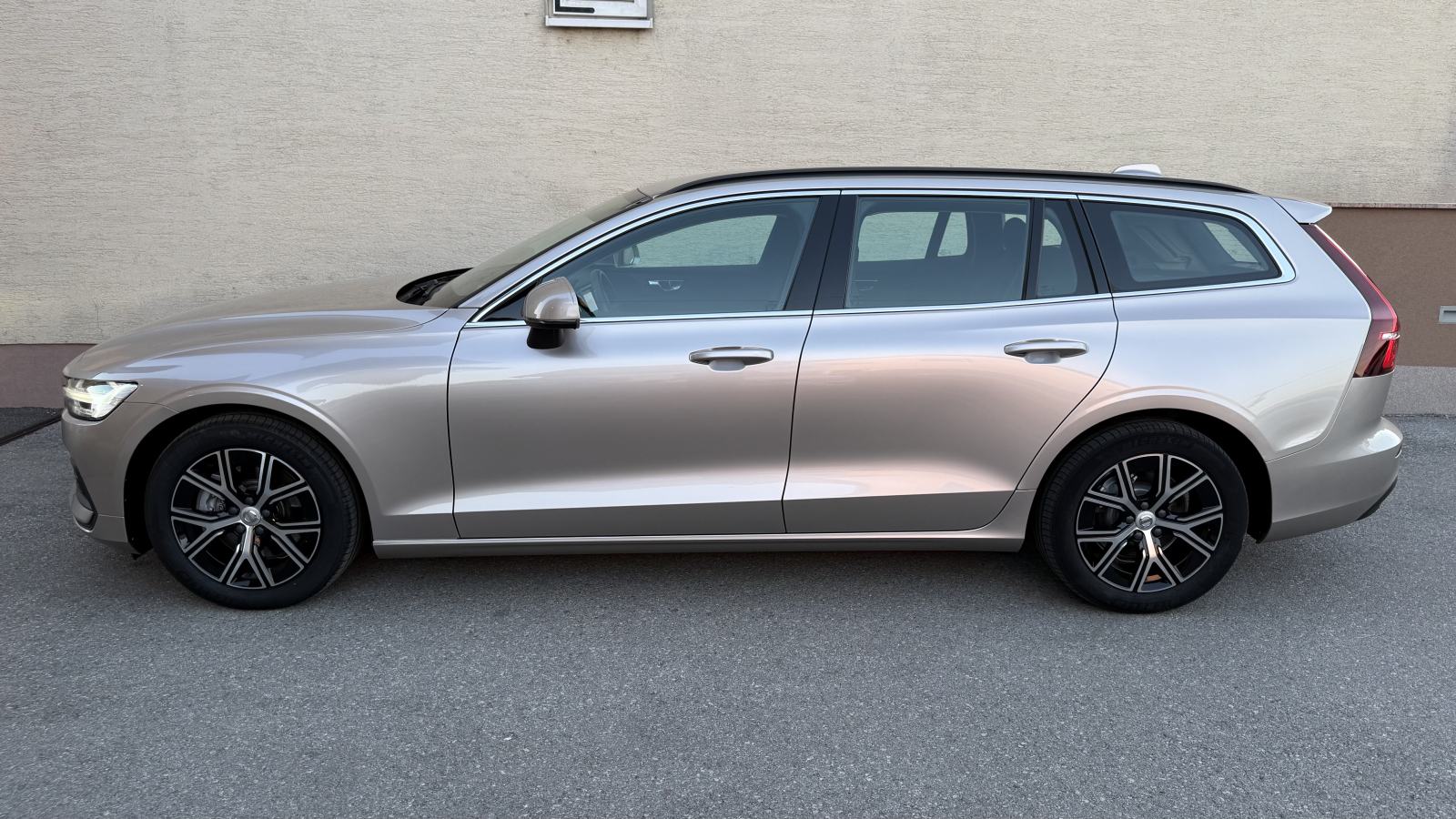 Volvo V60 2.0 D4,2023.god.NAVI,LED,VIRTUAL,,KAMERA,SERVISNA!!u PDV-u…, fotografija 3