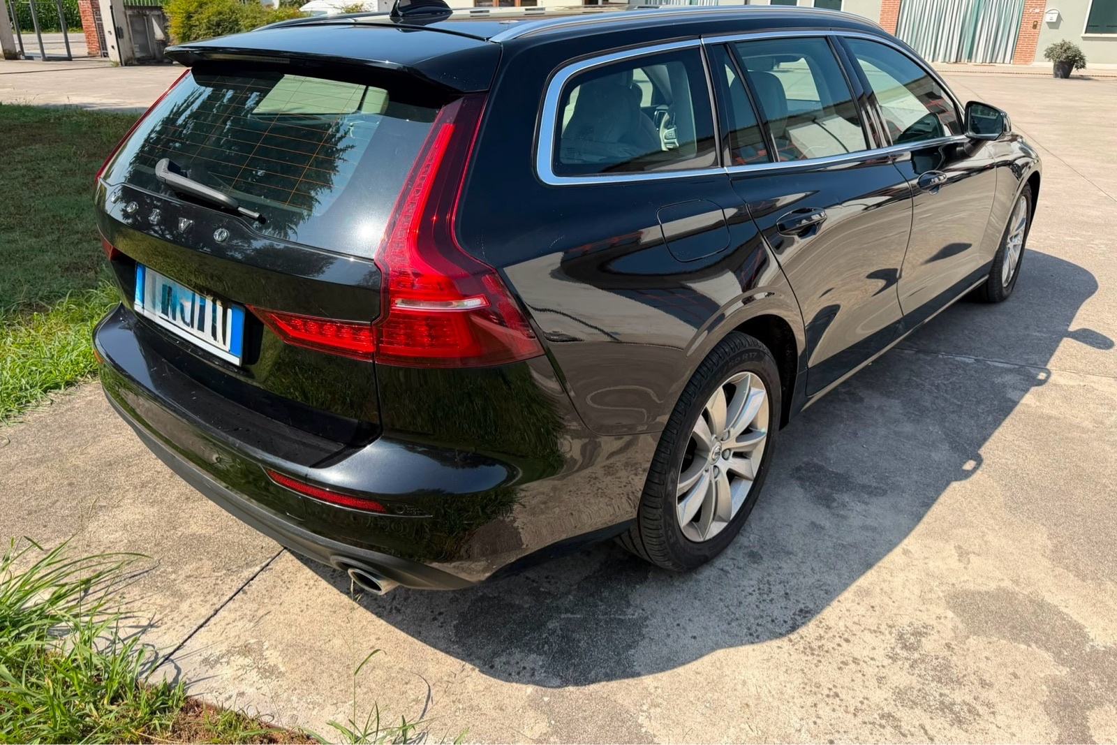 Volvo V60 2.0D B4 Automatik,navigacija,led,kamera…, pogled izvana - slika 3