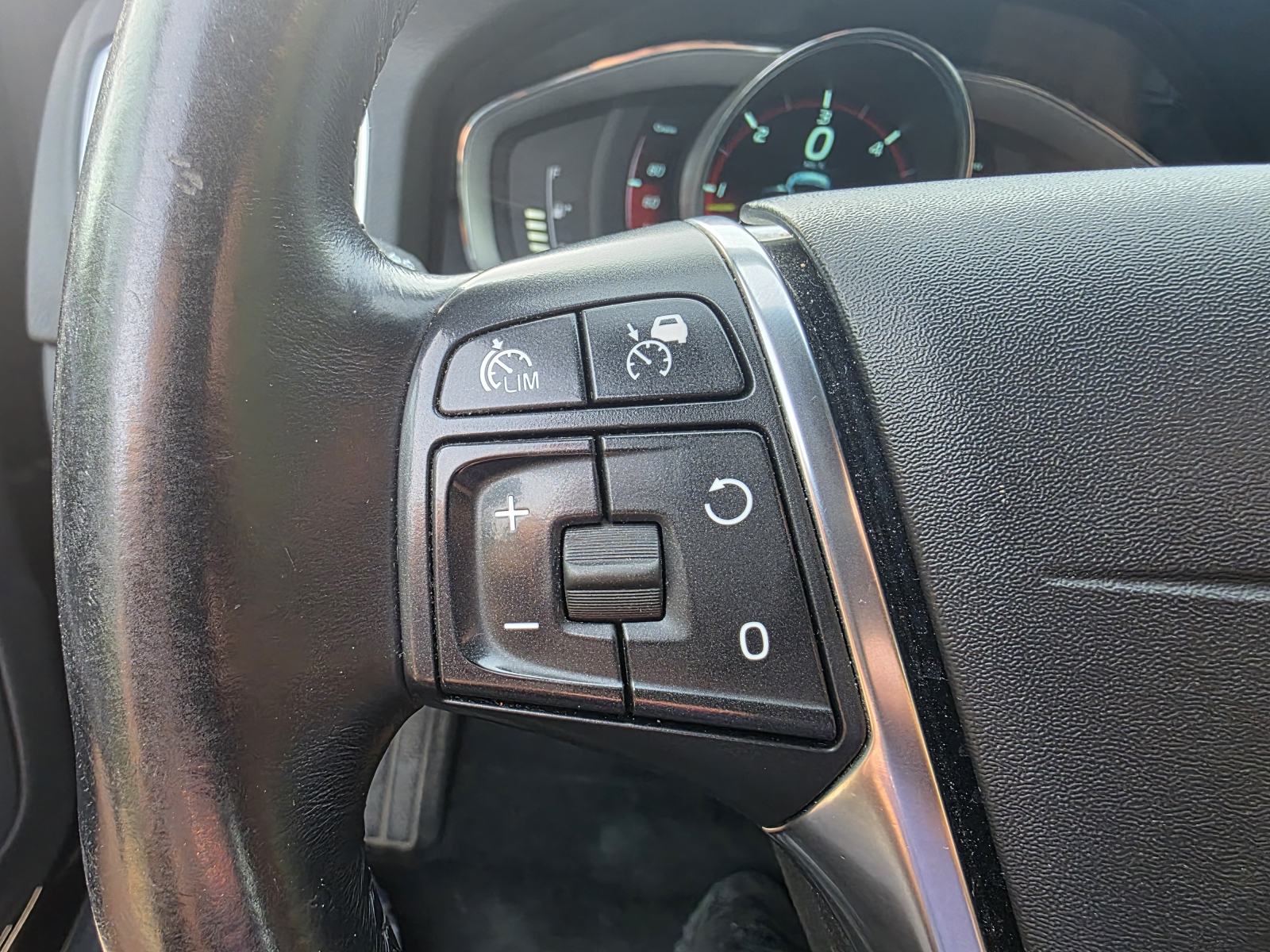 Volvo V60 D3 automatik ACC, CTA, BLIS, AHB..., fotografija 6