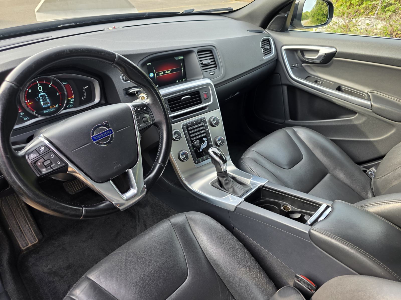 Volvo V60 D3 automatik ACC, CTA, BLIS, AHB..., fotografija 7