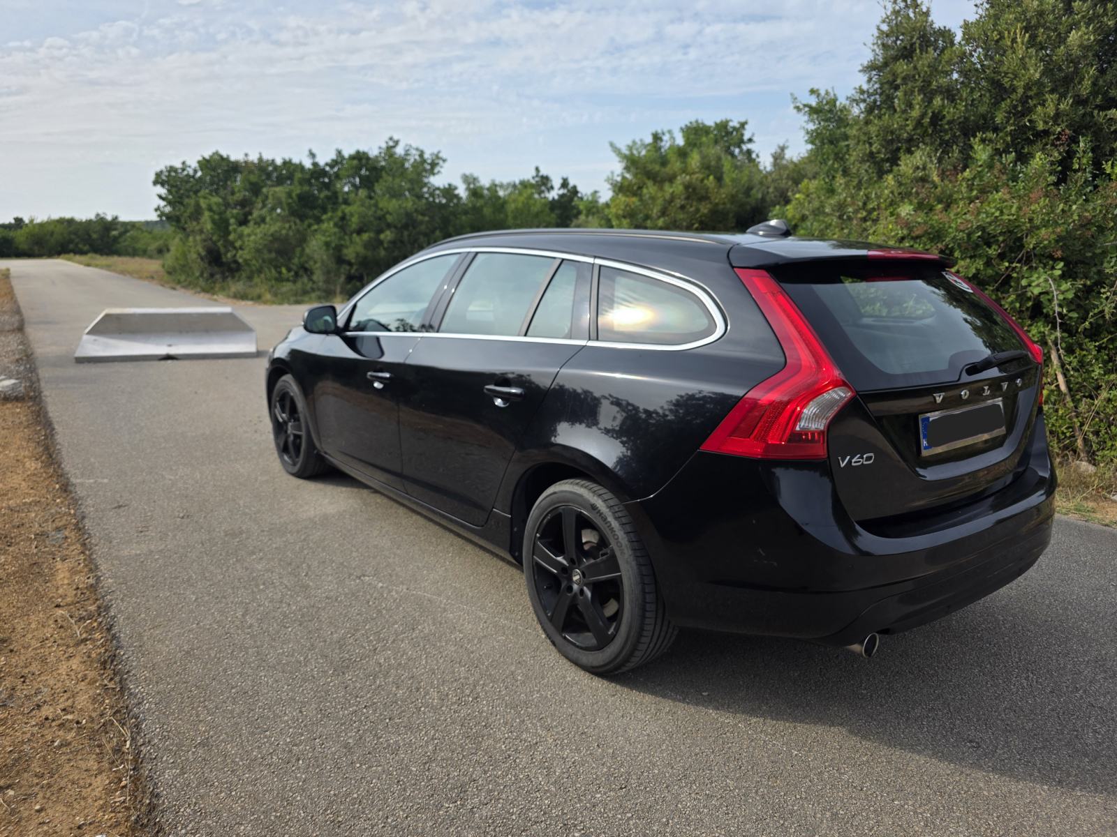 Volvo V60 D3 automatik ACC, CTA, BLIS, AHB..., fotografija 8