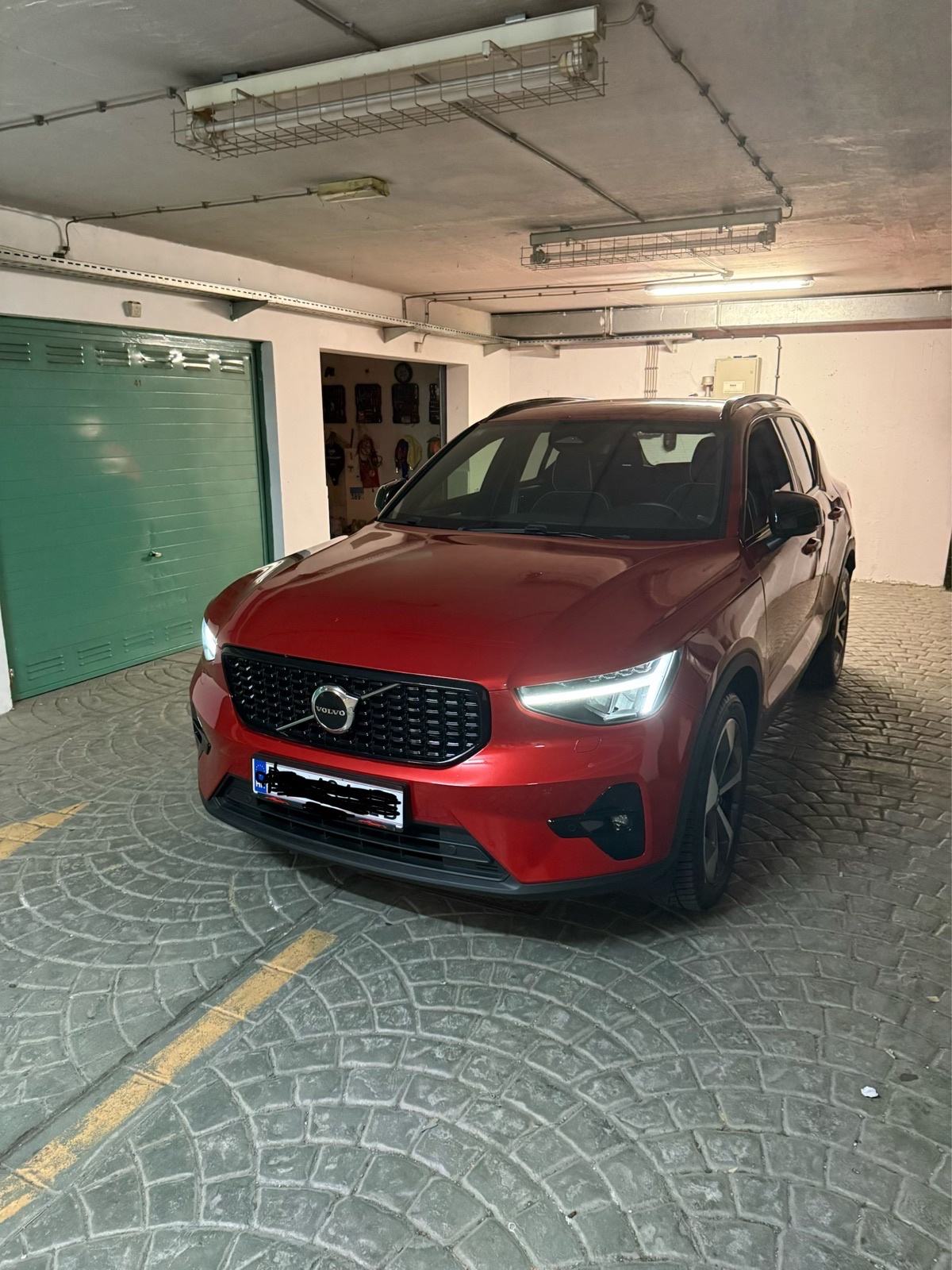 Volvo XC40 2.0 B4 mild hybrid,Plus Dark model,37.000 km,kao nov✅, fotografija 5