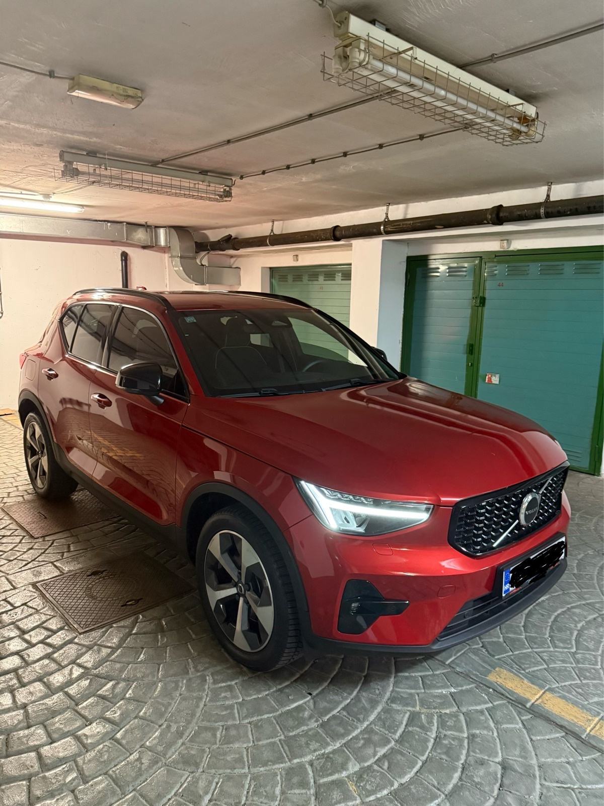 Volvo XC40 2.0 B4 mild hybrid,Plus Dark model,37.000 km,kao nov✅, fotografija 6
