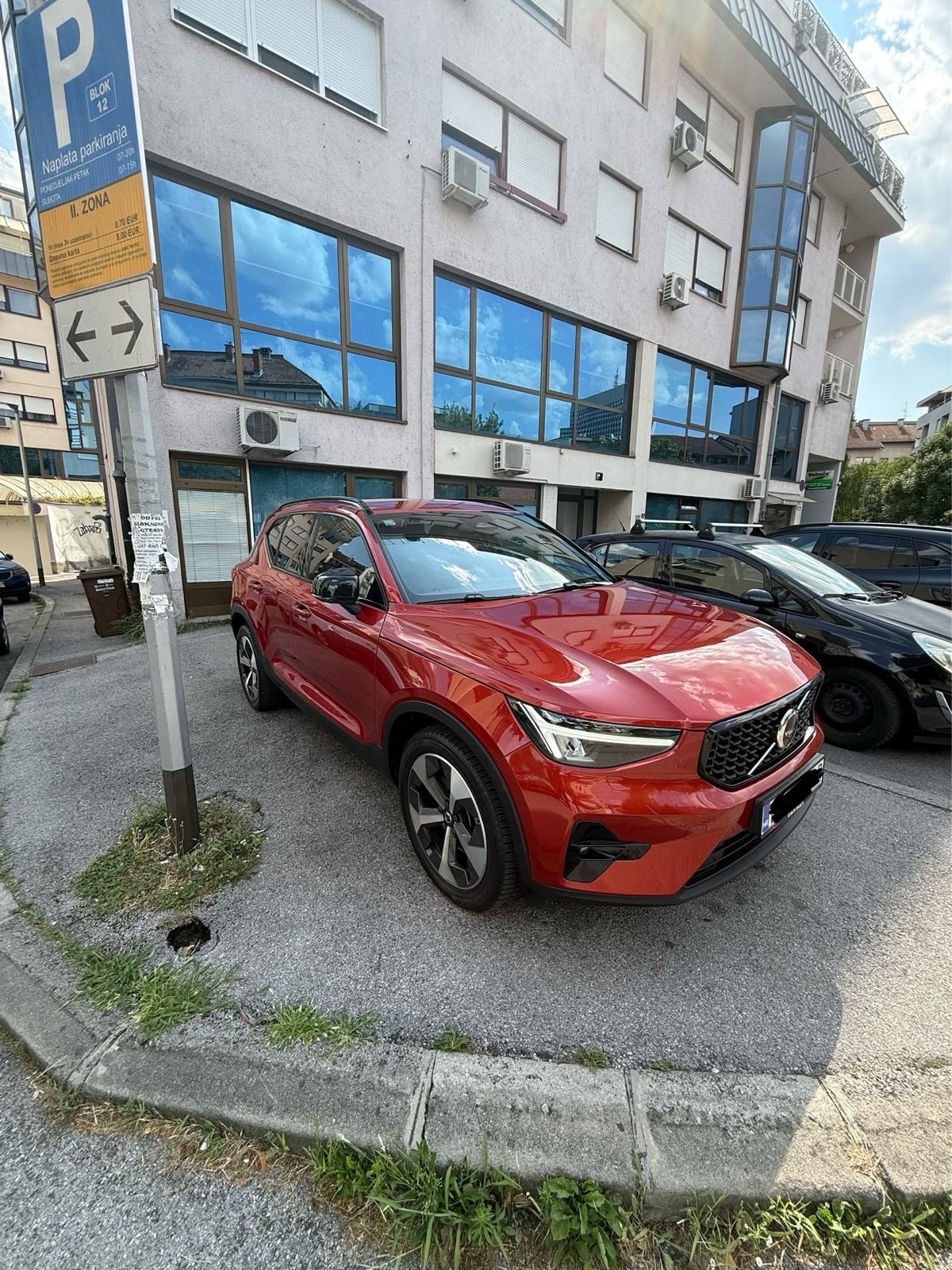 Volvo XC40 2.0 B4 mild hybrid,Plus Dark model,37.000 km,kao nov✅, fotografija 3