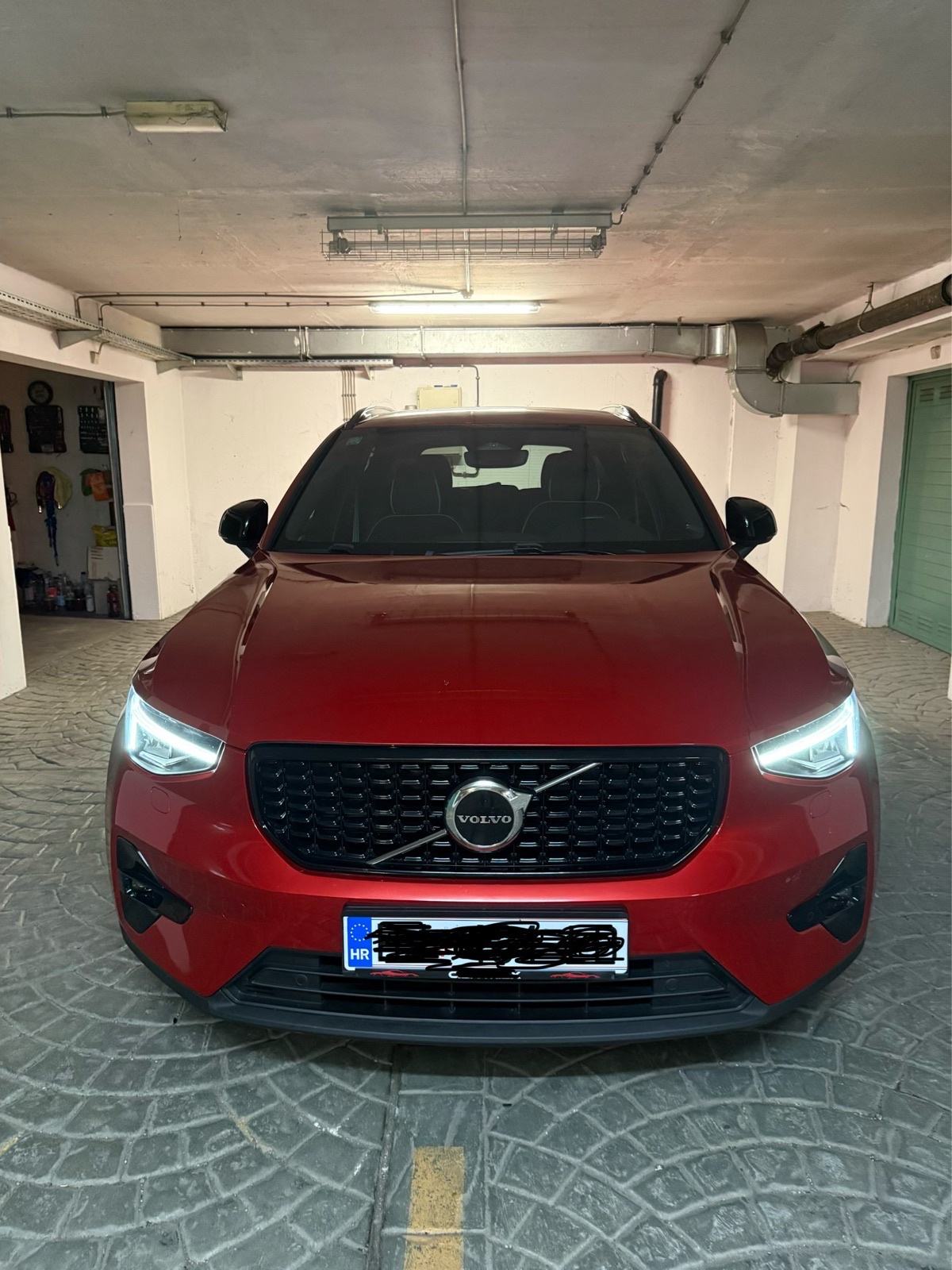 Volvo XC40 2.0 B4 mild hybrid,Plus Dark model,37.000 km,kao nov✅, fotografija 8