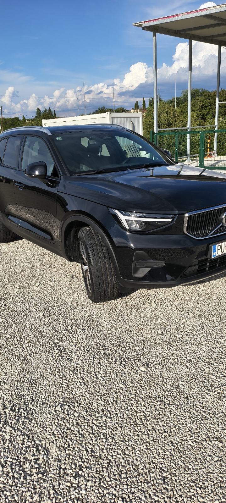 Volvo XC40 2.0 Benzin Mild Hibrid 120kw automatik, fotografija 1