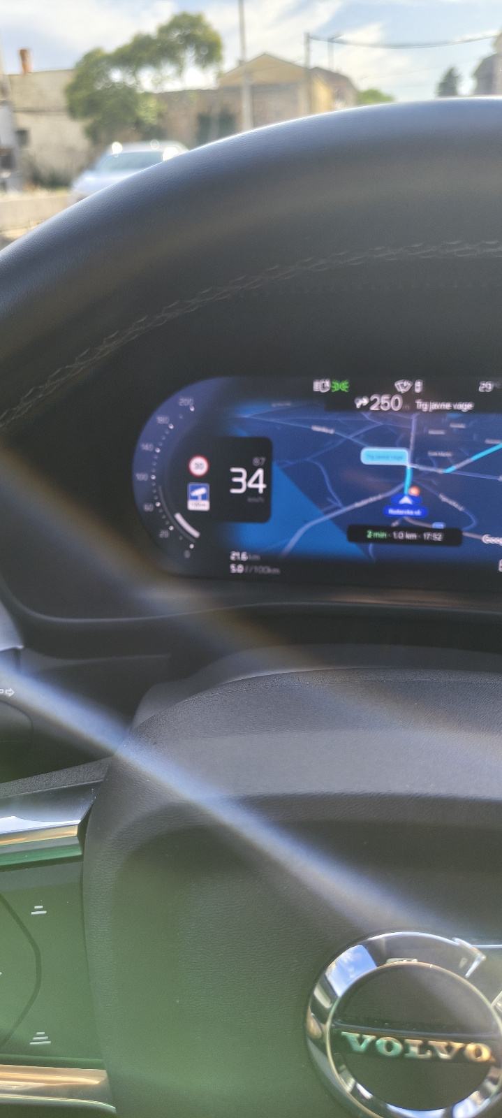 Volvo XC40 2.0 Benzin Mild Hibrid 120kw automatik, fotografija 19