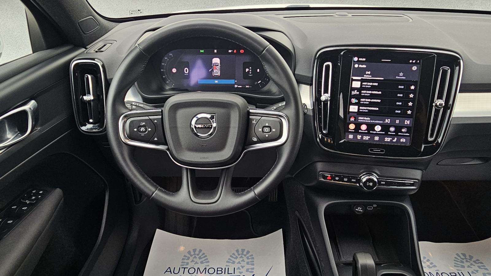 Volvo XC40 B3 2,0i - 23500 km PDV, fotografija 8