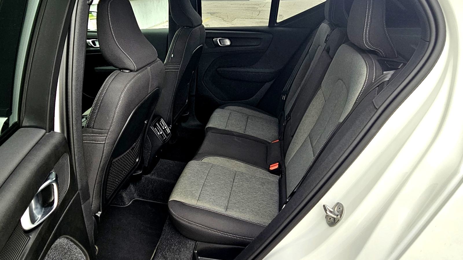 Volvo XC40 B3 2,0i - 23500 km PDV, fotografija 10