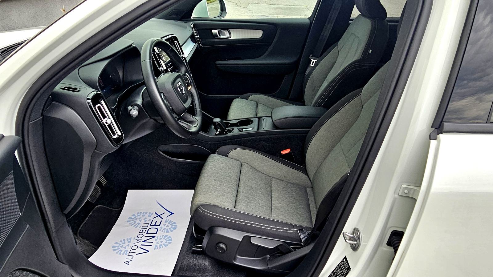 Volvo XC40 B3 2,0i - 23500 km PDV, fotografija 9