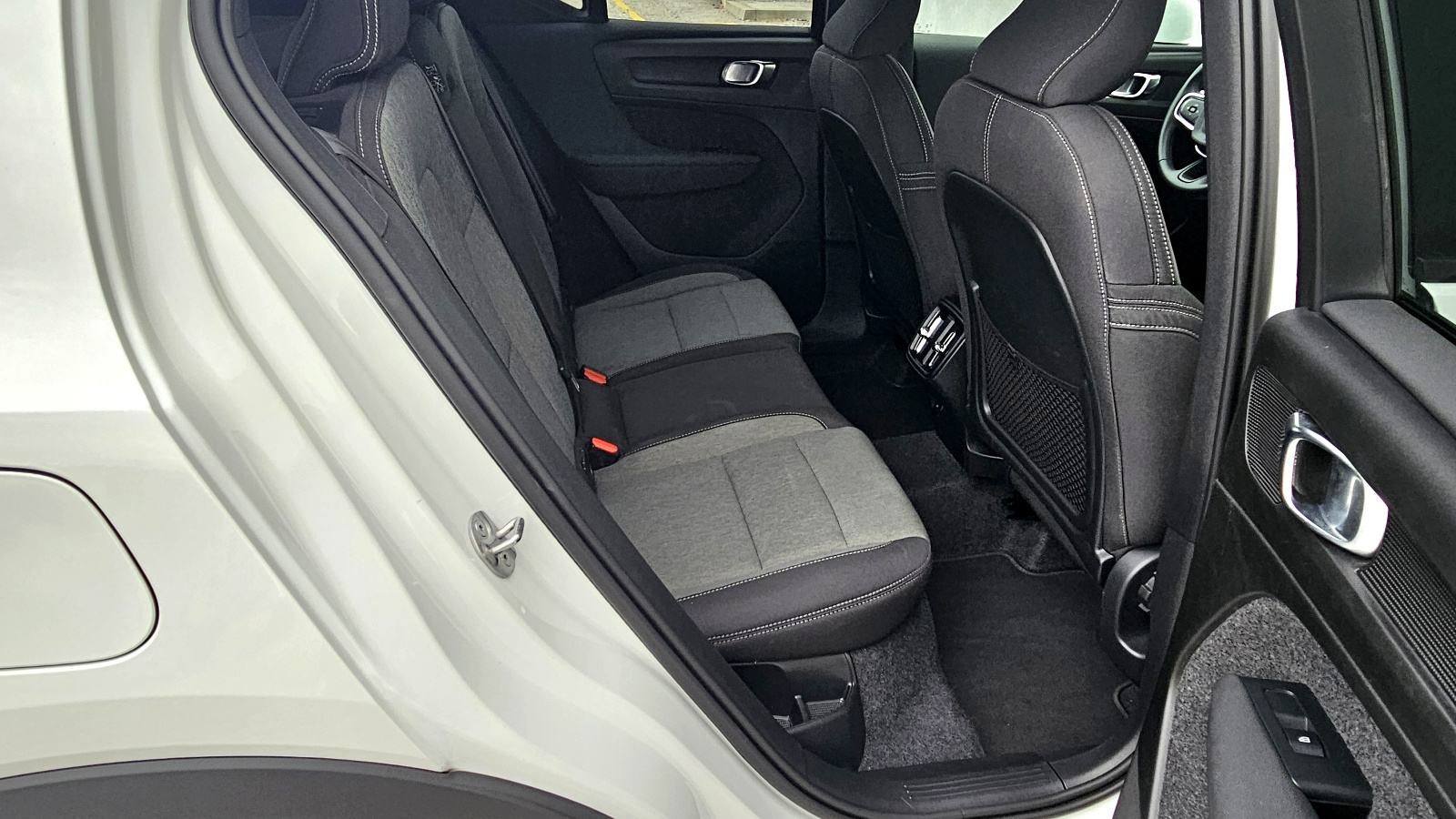 Volvo XC40 B3 2,0i - 23500 km PDV, fotografija 11