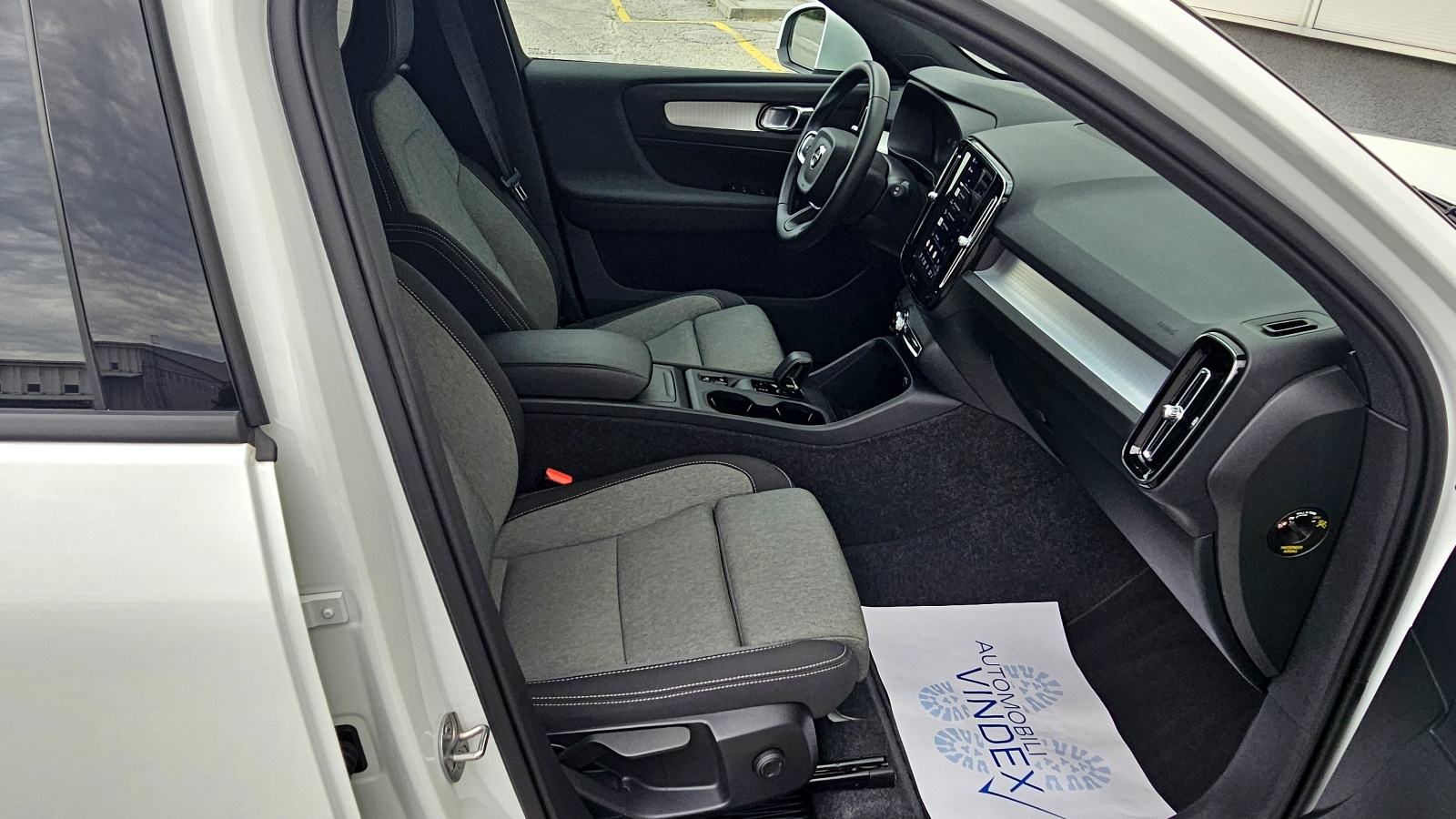 Volvo XC40 B3 2,0i - 23500 km PDV, fotografija 12