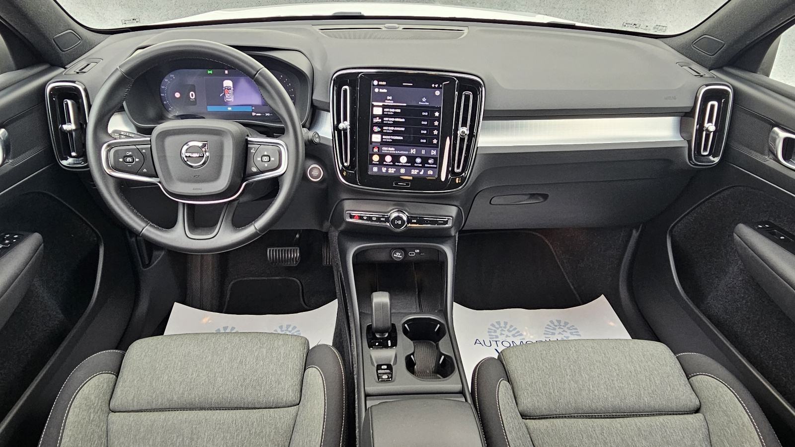 Volvo XC40 B3 2,0i - 23500 km PDV, fotografija 7