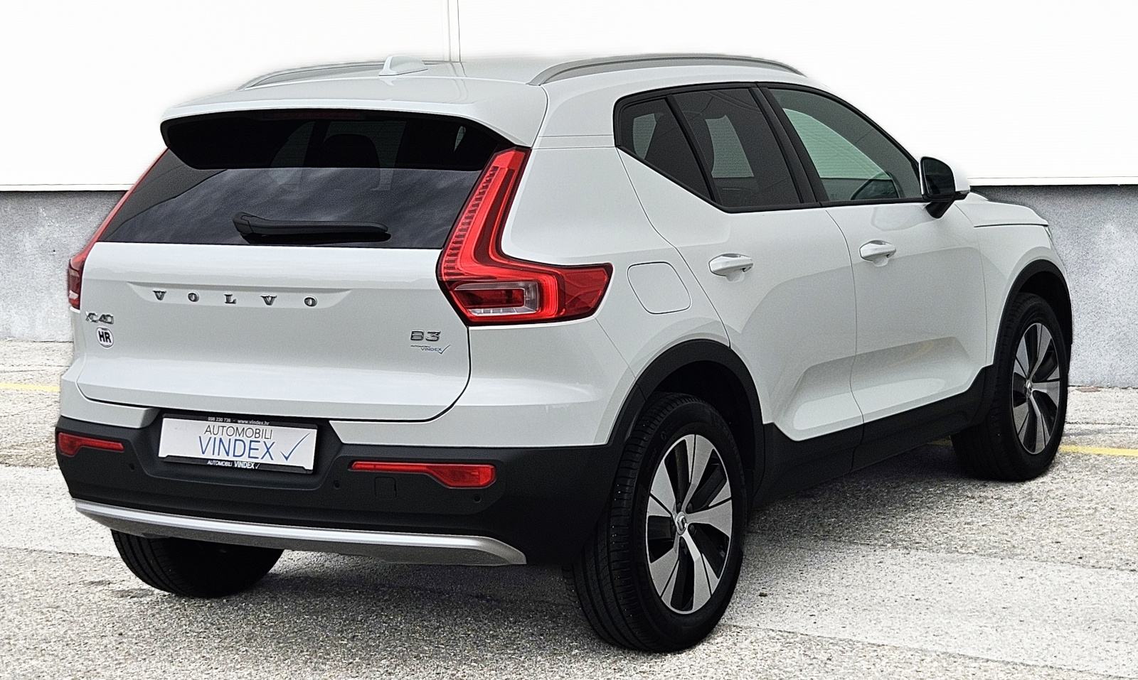 Volvo XC40 B3 2,0i - 23500 km PDV, fotografija 4
