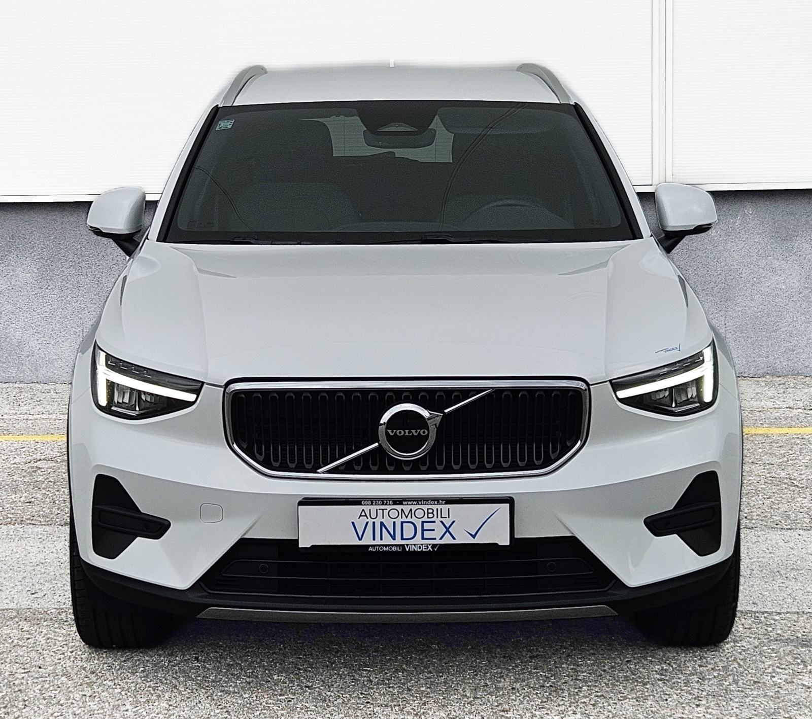 Volvo XC40 B3 2,0i - 23500 km PDV, fotografija 2