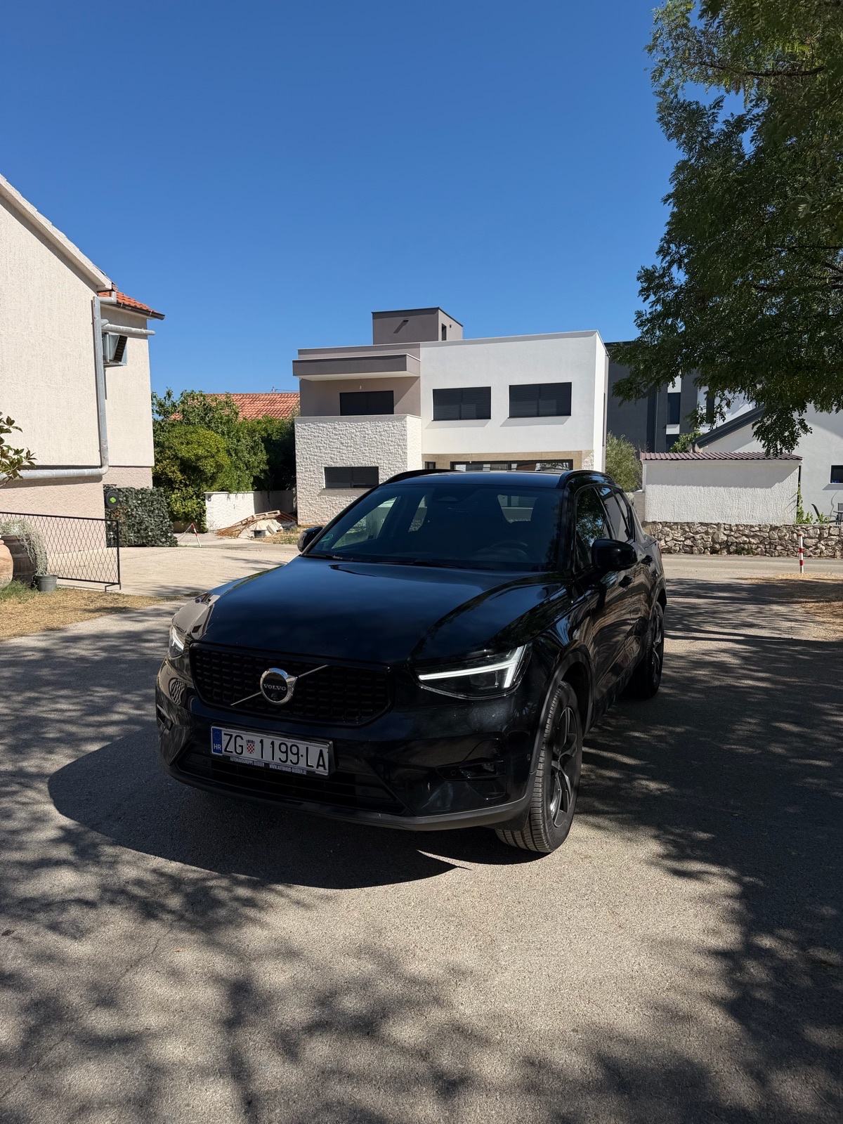 Volvo XC40 B3 PLUS DARK 2025 Mild-hybrid 18000km, fotografija 3