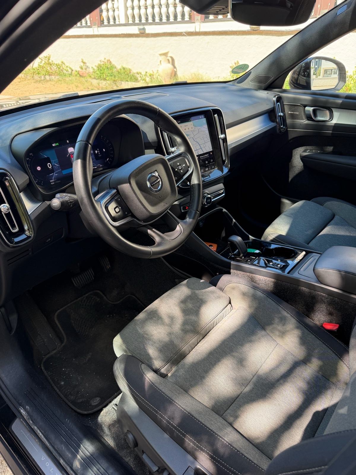 Volvo XC40 B3 PLUS DARK 2025 Mild-hybrid 18000km, fotografija 4