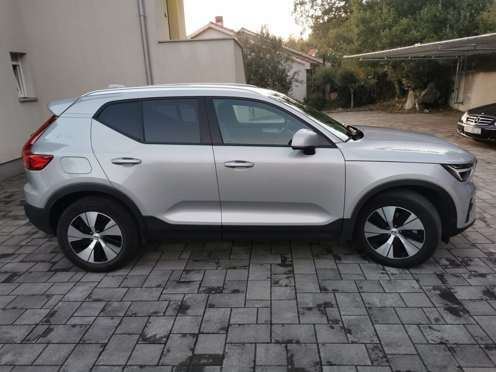 Volvo XC40 B3 mild hybrid automatik, fotografija 4