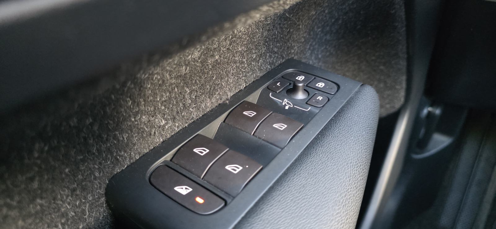 Volvo XC40 D3, FULL LED, AUT. KLIMA, NAVI, TEMP, PDC, JAMSTVO..., fotografija 12