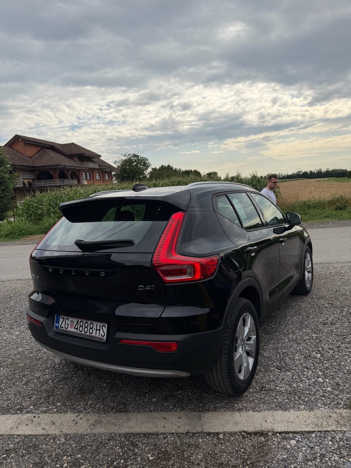 Volvo XC40 D4 AWD 190KS, PRVI VLASNIK, 4x4, MOMENTUM, FULL, U PDV !, fotografija 2