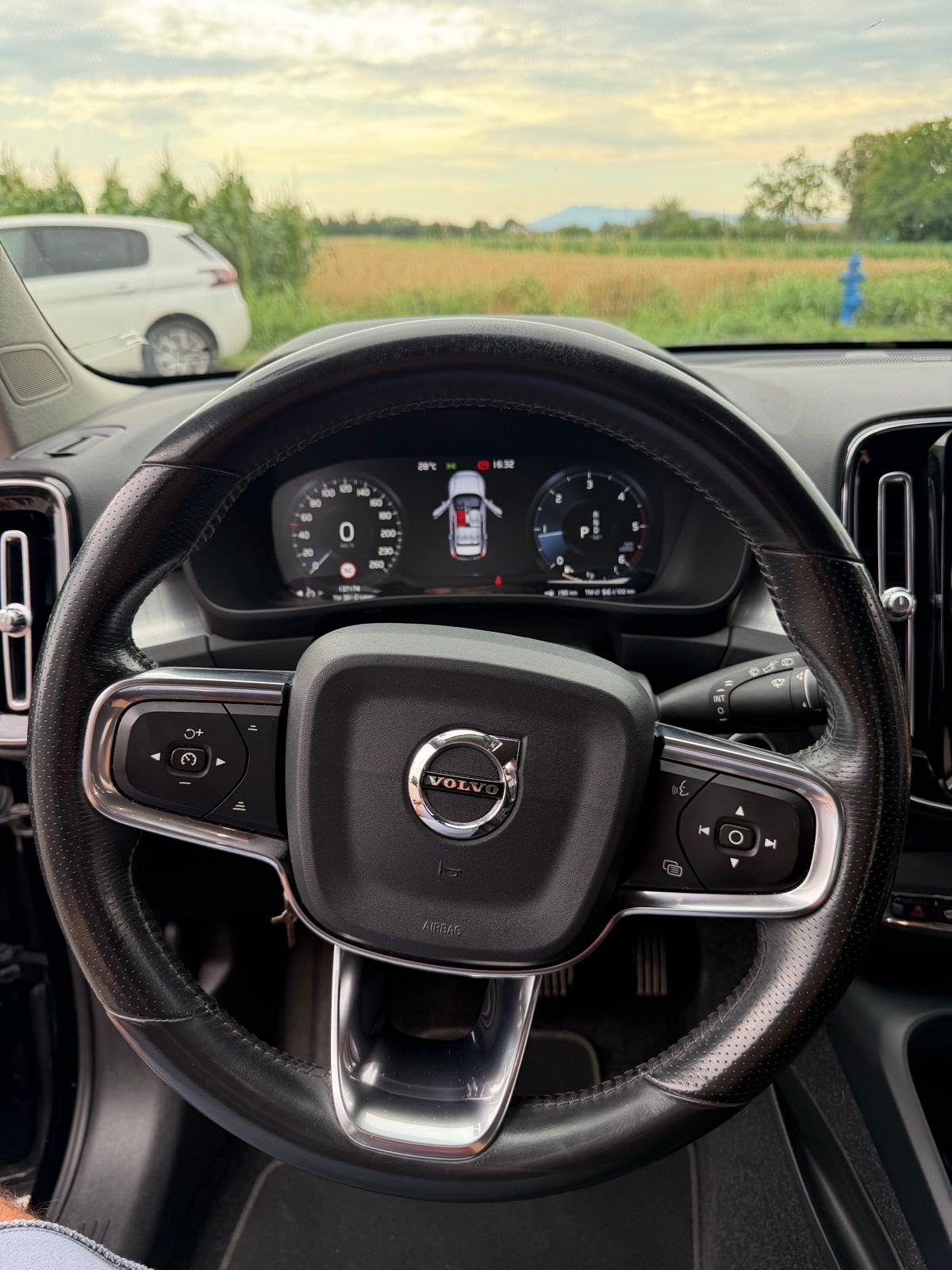 Volvo XC40 D4 AWD 190KS, PRVI VLASNIK, 4x4, MOMENTUM, FULL, U PDV !, fotografija 4