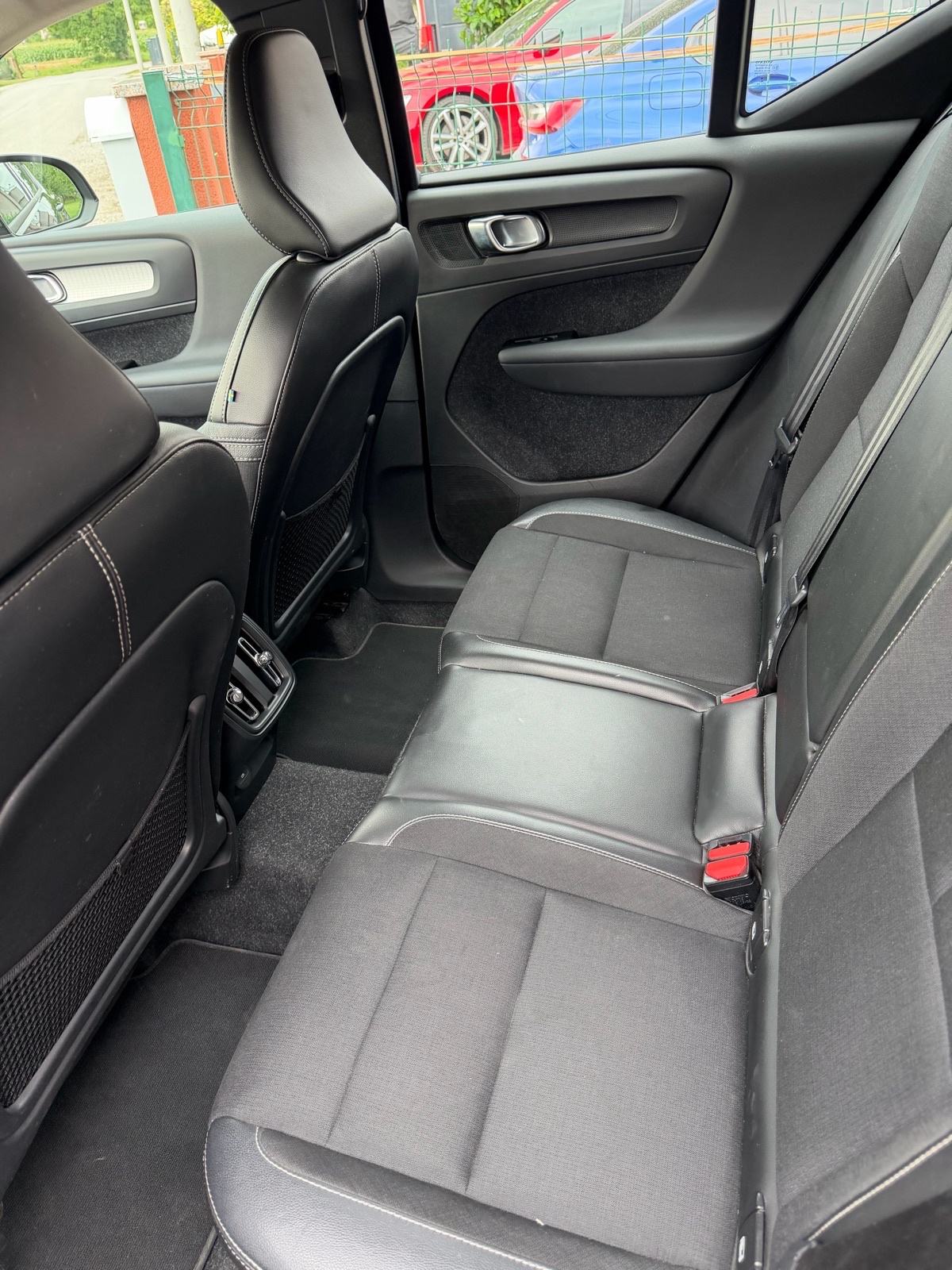 Volvo XC40 D4 AWD 190KS, PRVI VLASNIK, 4x4, MOMENTUM, FULL, U PDV !, fotografija 12