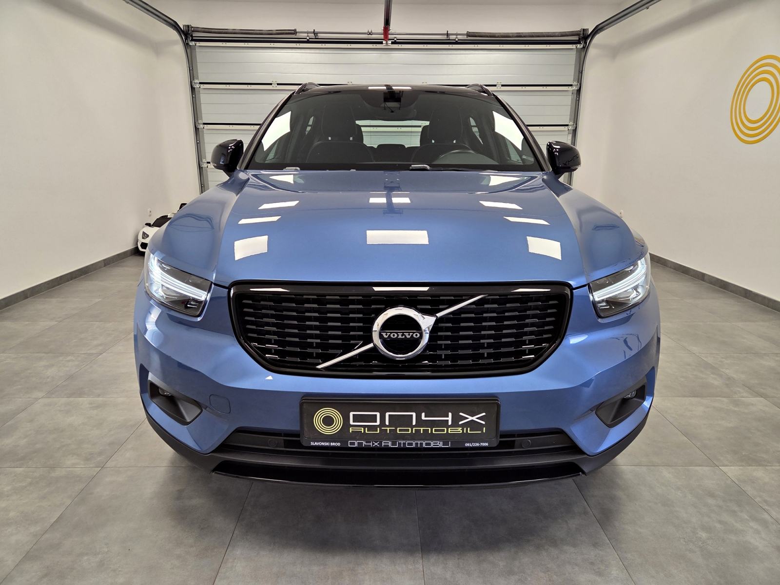 Volvo XC40 D4 AWD AUTOMATIK, 190KS, R-DESIGN, GARANCIJA NA KM, fotografija 2