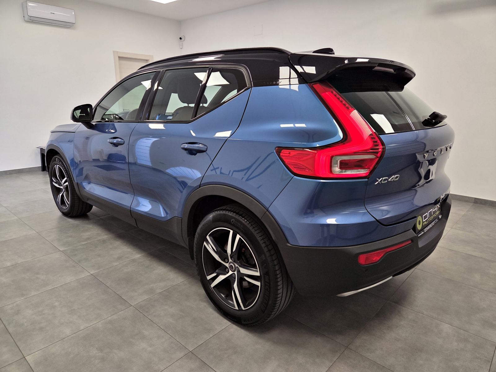 Volvo XC40 D4 AWD AUTOMATIK, 190KS, R-DESIGN, GARANCIJA NA KM, fotografija 4