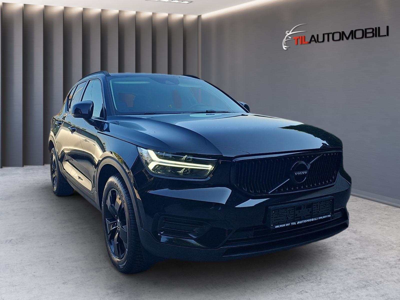 Volvo XC40 T2,R DESIGN,KAMERA,GRIJANJE SJEDALA I VOLANA,NAVIGACIJA,LED, fotografija 2
