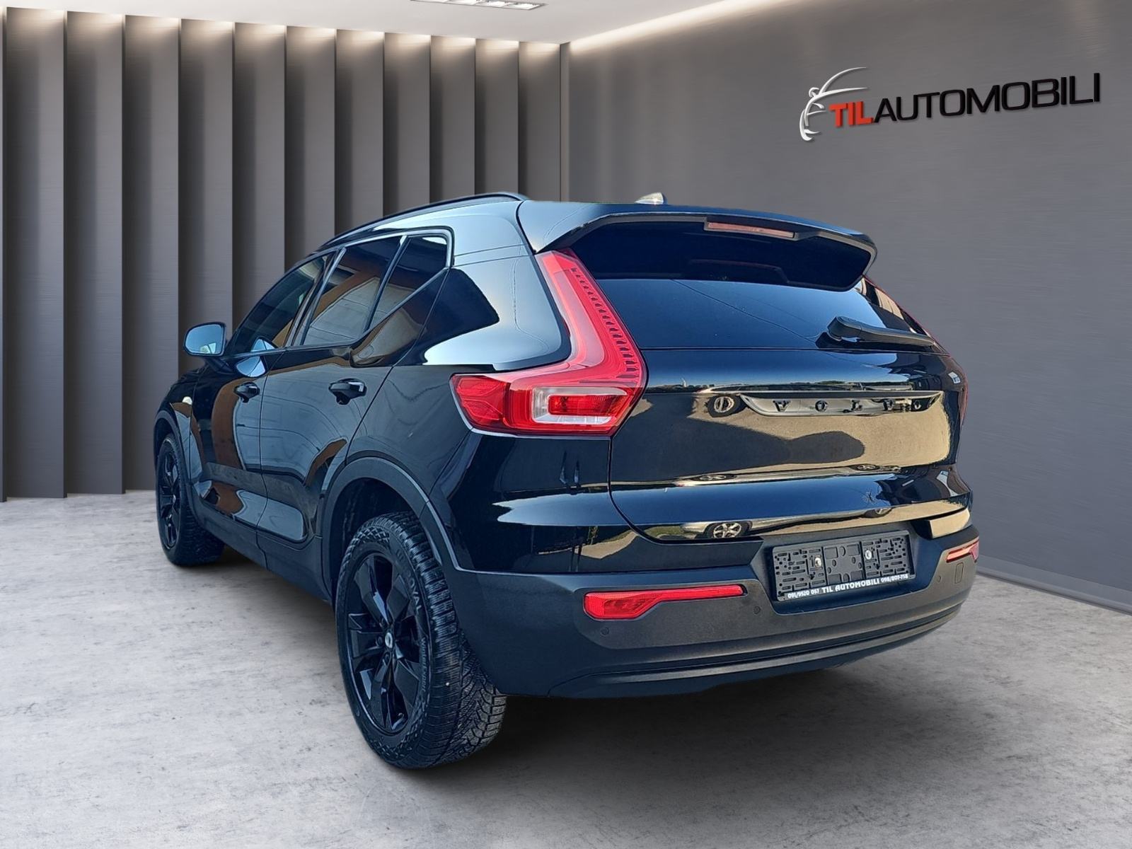 Volvo XC40 T2,R DESIGN,KAMERA,GRIJANJE SJEDALA I VOLANA,NAVIGACIJA,LED, fotografija 6