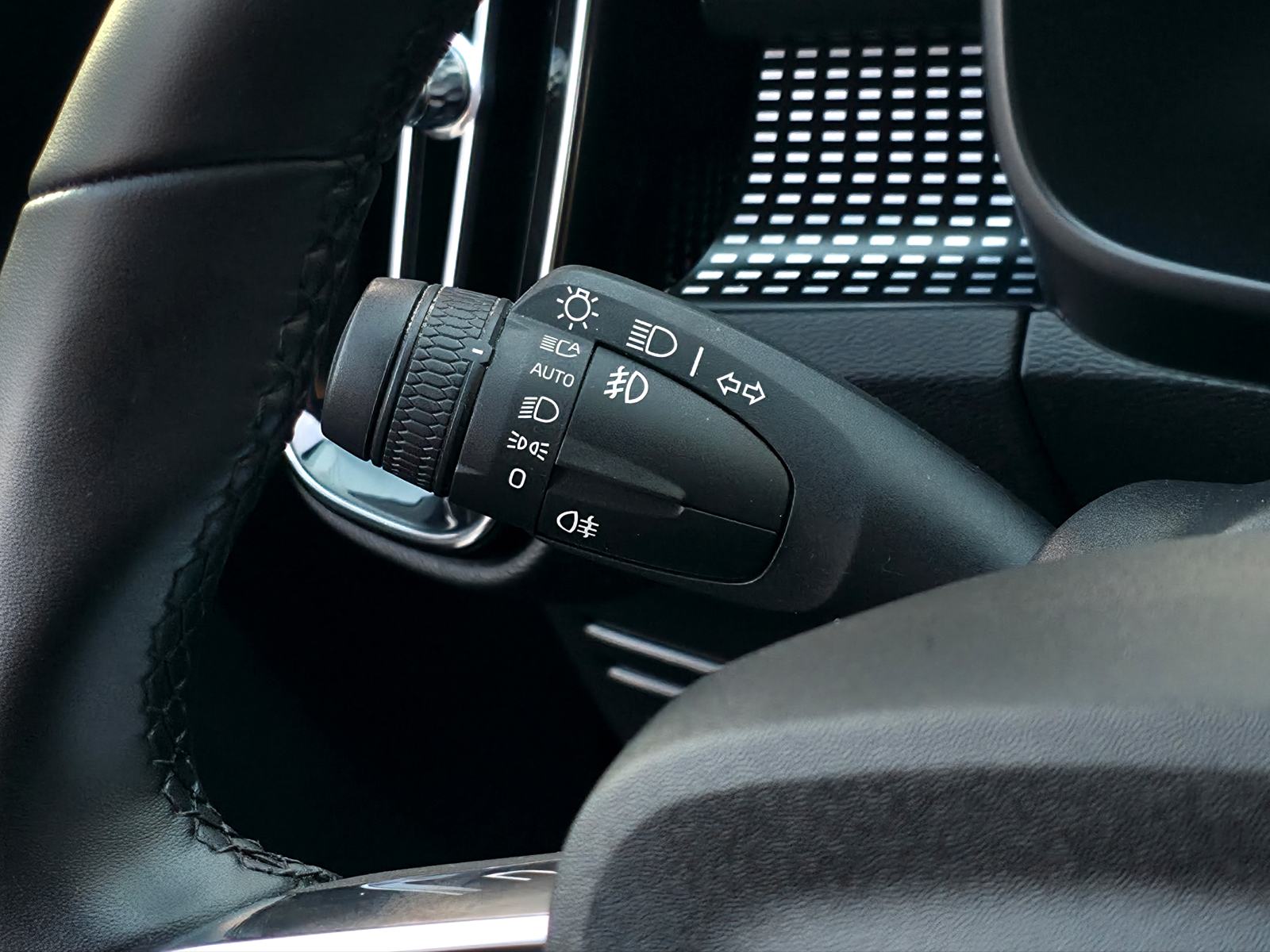 Volvo XC40 T2 R-Design FULLED-ACC-TEMP-VIRTUAL-AMBIENT-KEYLESS-KAMERA-, fotografija 10