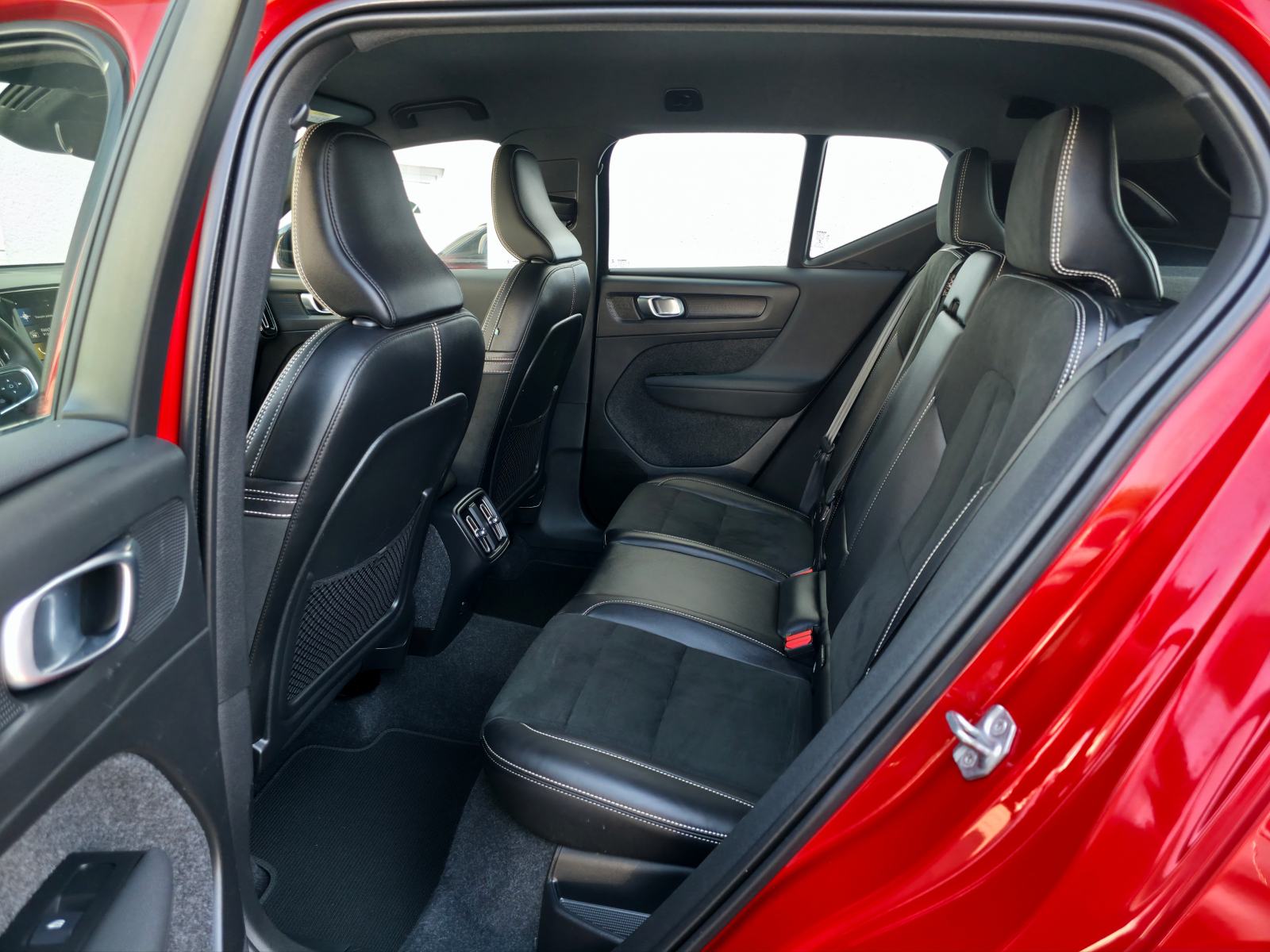 Volvo XC40 T2 R-Design FULLED-ACC-TEMP-VIRTUAL-AMBIENT-KEYLESS-KAMERA-, fotografija 7
