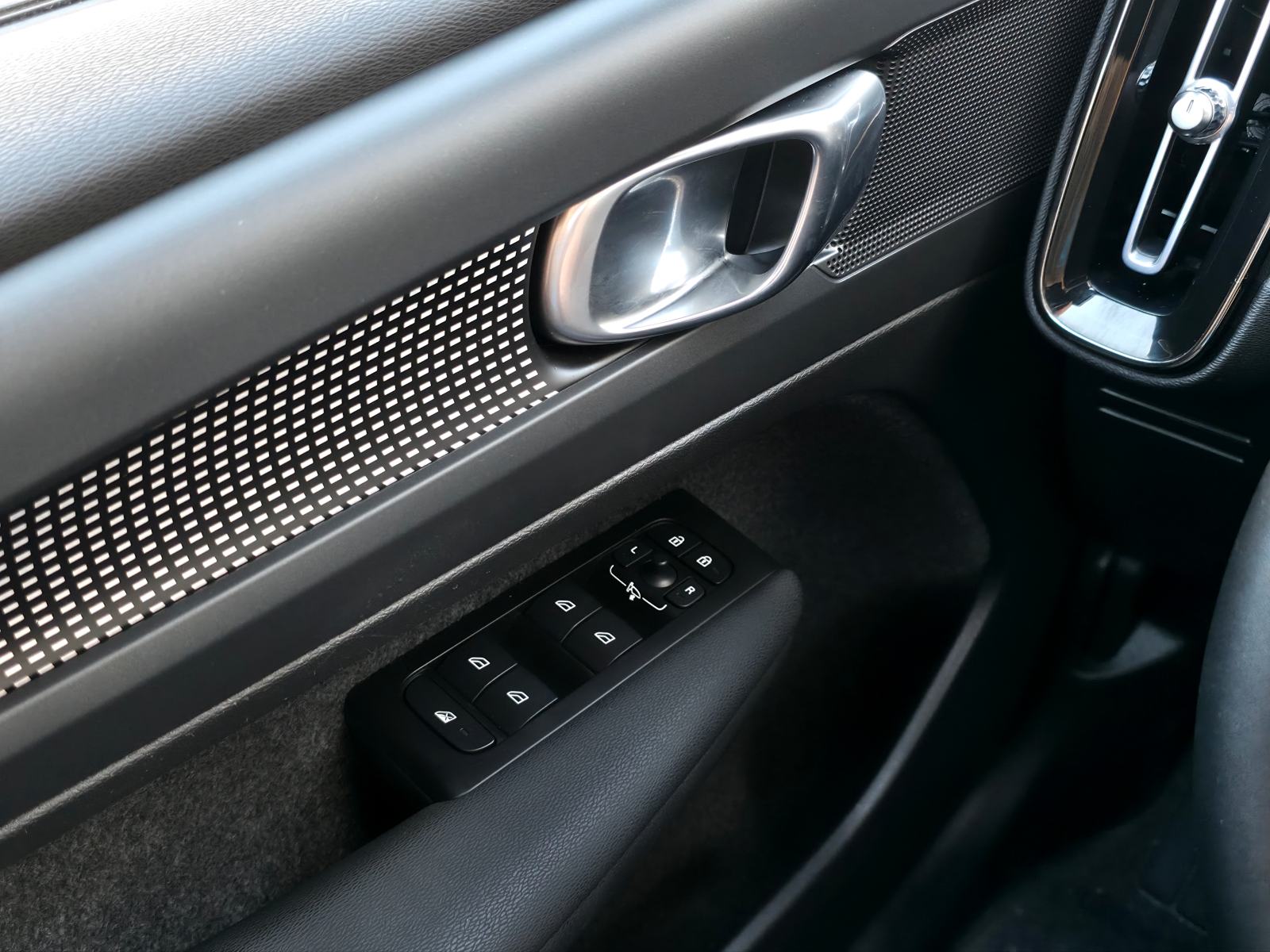 Volvo XC40 T2 R-Design FULLED-ACC-TEMP-VIRTUAL-AMBIENT-KEYLESS-KAMERA-, fotografija 13