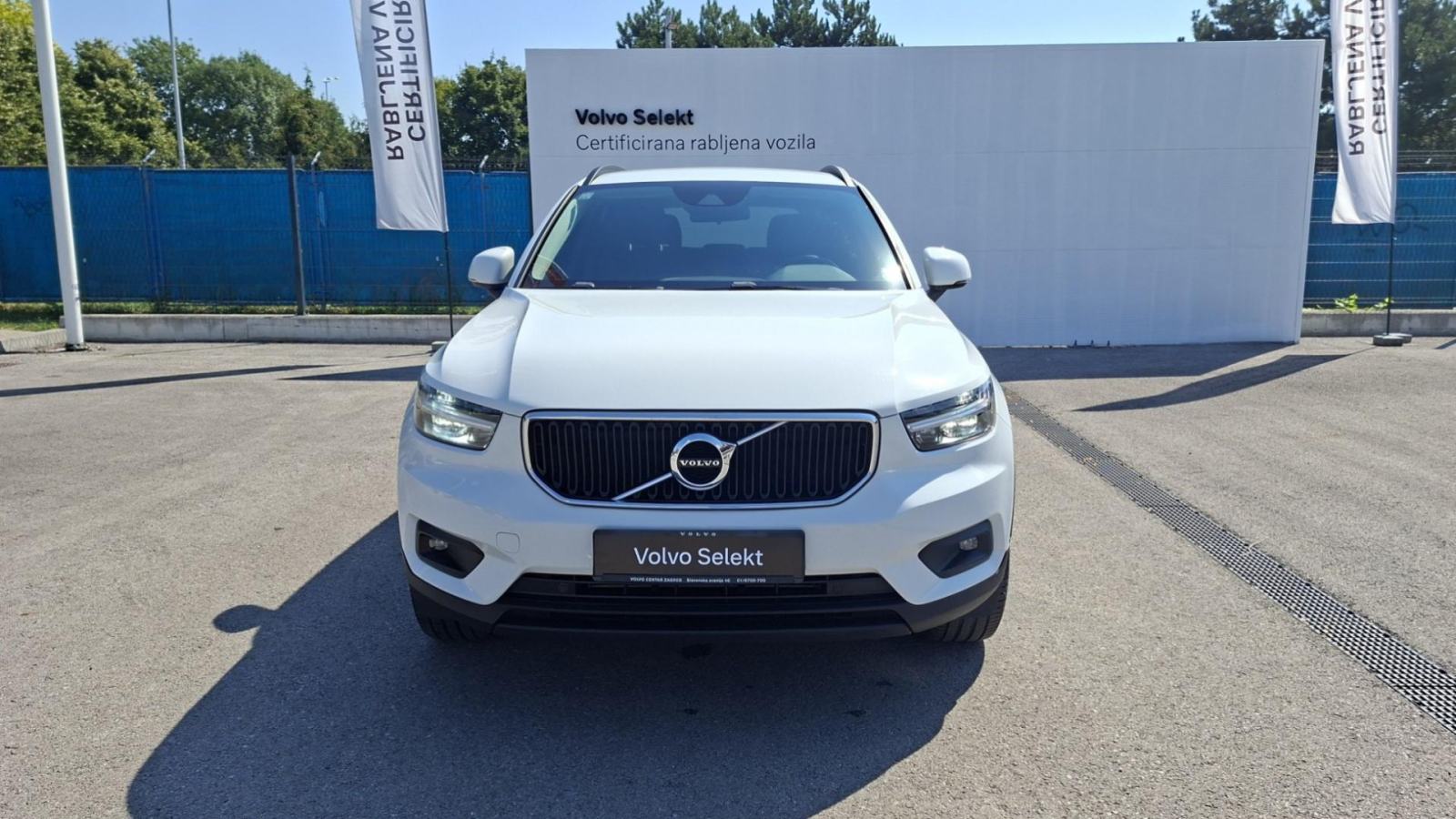 Volvo XC40 T3. Ručni mjenjač, Navigacija, Jamstvo, pogled izvana - slika 2