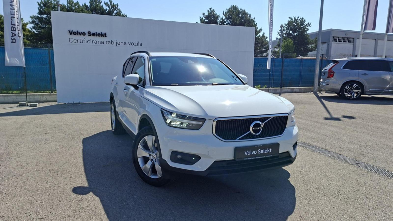 Volvo XC40 T3. Ručni mjenjač, Navigacija, Jamstvo, pogled izvana - slika 3