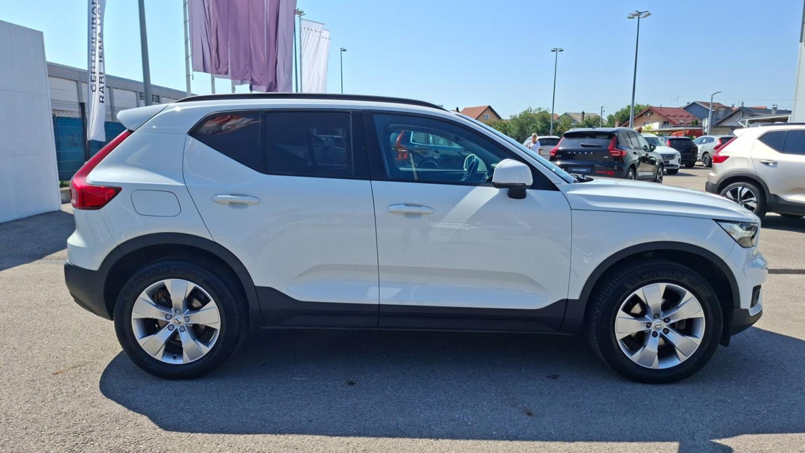 Volvo XC40 T3. Ručni mjenjač, Navigacija, Jamstvo, pogled izvana - slika 5