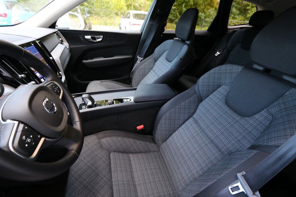 -AKCIJA- Volvo XC60 2.0 B5 AWD 4x4 Automatik Core VIRTUAL 250 KS, fotografija 6